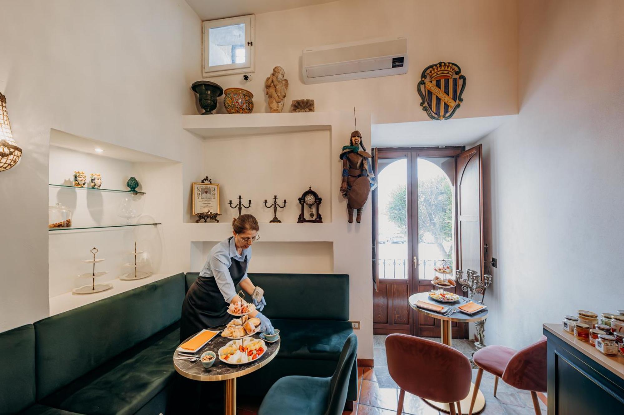 Palazzo Giunta - Porta Marina Ortigia Bed & Breakfast Сиракуза Екстериор снимка