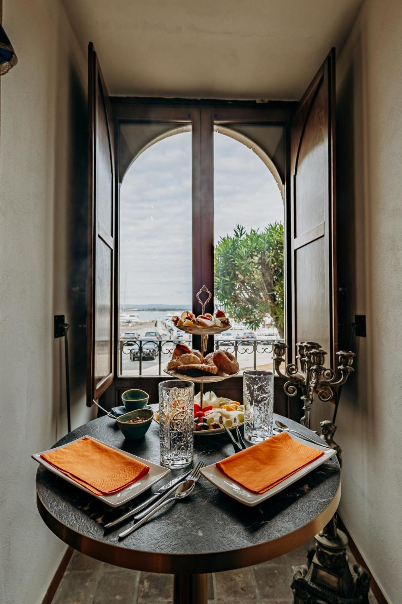 Palazzo Giunta - Porta Marina Ortigia Bed & Breakfast Сиракуза Екстериор снимка