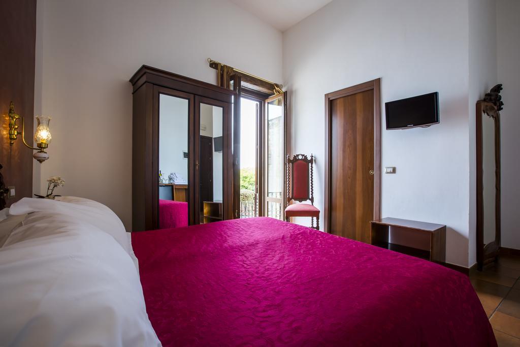 Palazzo Giunta - Porta Marina Ortigia Bed & Breakfast Сиракуза Екстериор снимка
