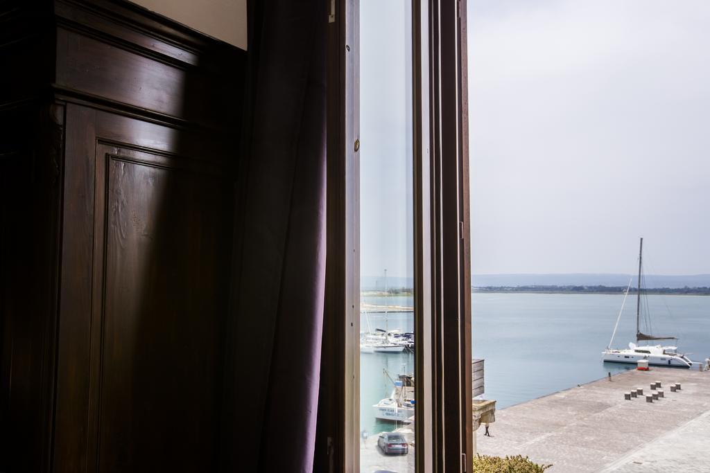 Palazzo Giunta - Porta Marina Ortigia Bed & Breakfast Сиракуза Екстериор снимка