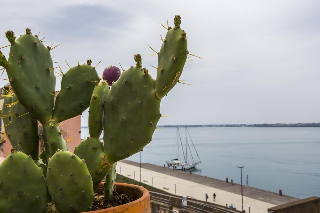 Palazzo Giunta - Porta Marina Ortigia Bed & Breakfast Сиракуза Екстериор снимка