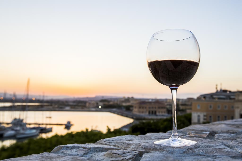Palazzo Giunta - Porta Marina Ortigia Bed & Breakfast Сиракуза Екстериор снимка