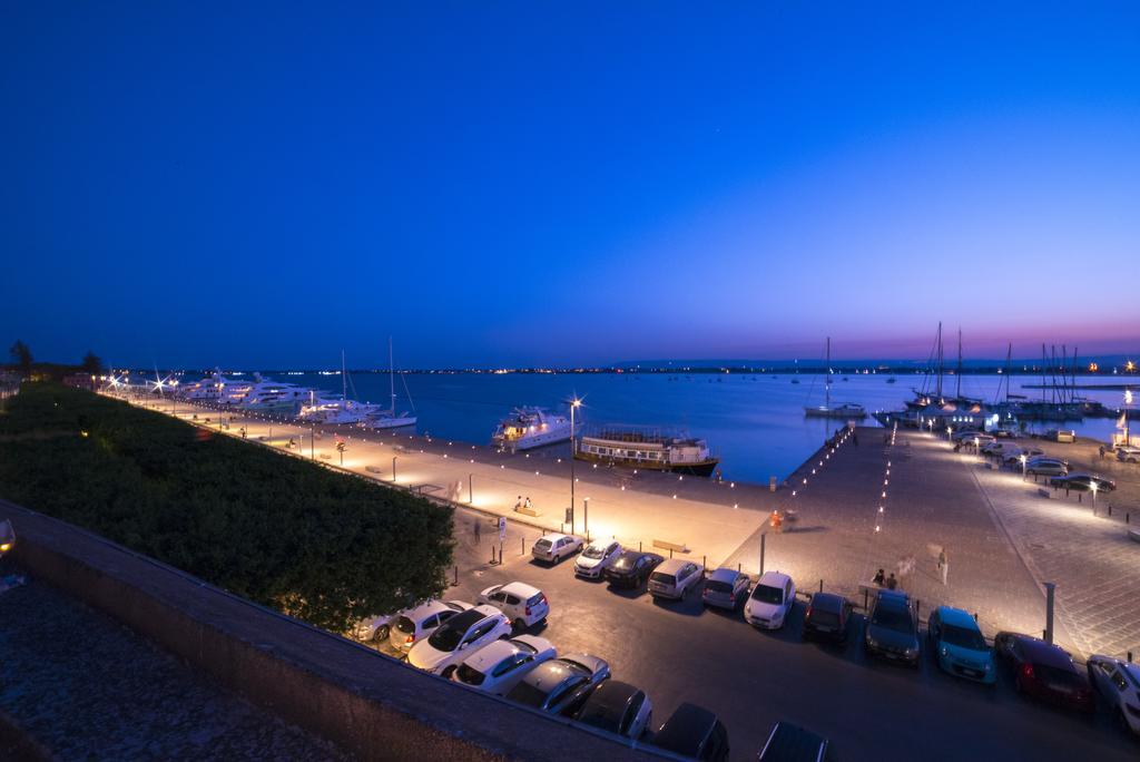 Palazzo Giunta - Porta Marina Ortigia Bed & Breakfast Сиракуза Екстериор снимка