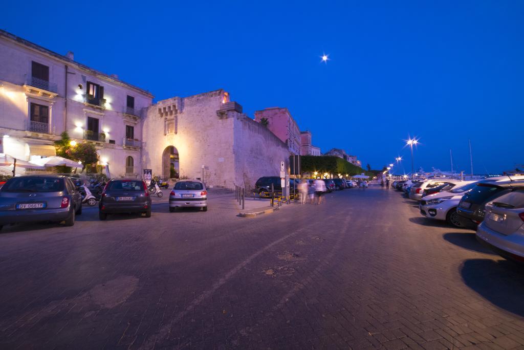 Palazzo Giunta - Porta Marina Ortigia Bed & Breakfast Сиракуза Екстериор снимка